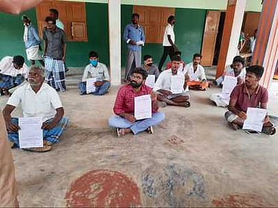 அரசு உதவி பெறும் பள்ளியில் கல்விக் கட்டணம் வசூல்: கிராமமக்கள் உள்ளிருப்பு