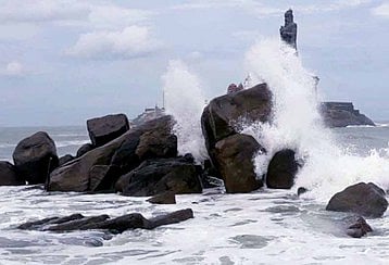 கன்னியாகுமரியில் கடல் சீற்றம்:கரை திரும்பிய மீனவா்கள்