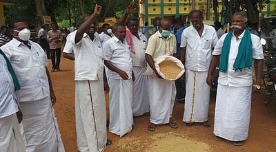 கொள்முதல் நிலையங்களைத் திறக்கக் கோரி நெல் கொட்டும் போராட்டம்