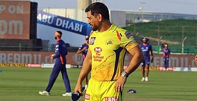 தோனி அடித்த மெகா சிக்ஸர்: ஸ்டேடியத்தை விட்டு வெளியே சென்ற பந்தை வீட்டுக்கு எடுத்துச் சென்ற ரசிகர்!