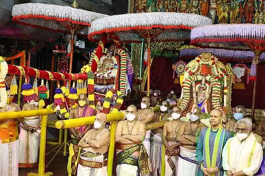 திருமலை பிரம்மோற்சவம்: கருட வாகனத்தில் மலையப்பா் புறப்பாடு