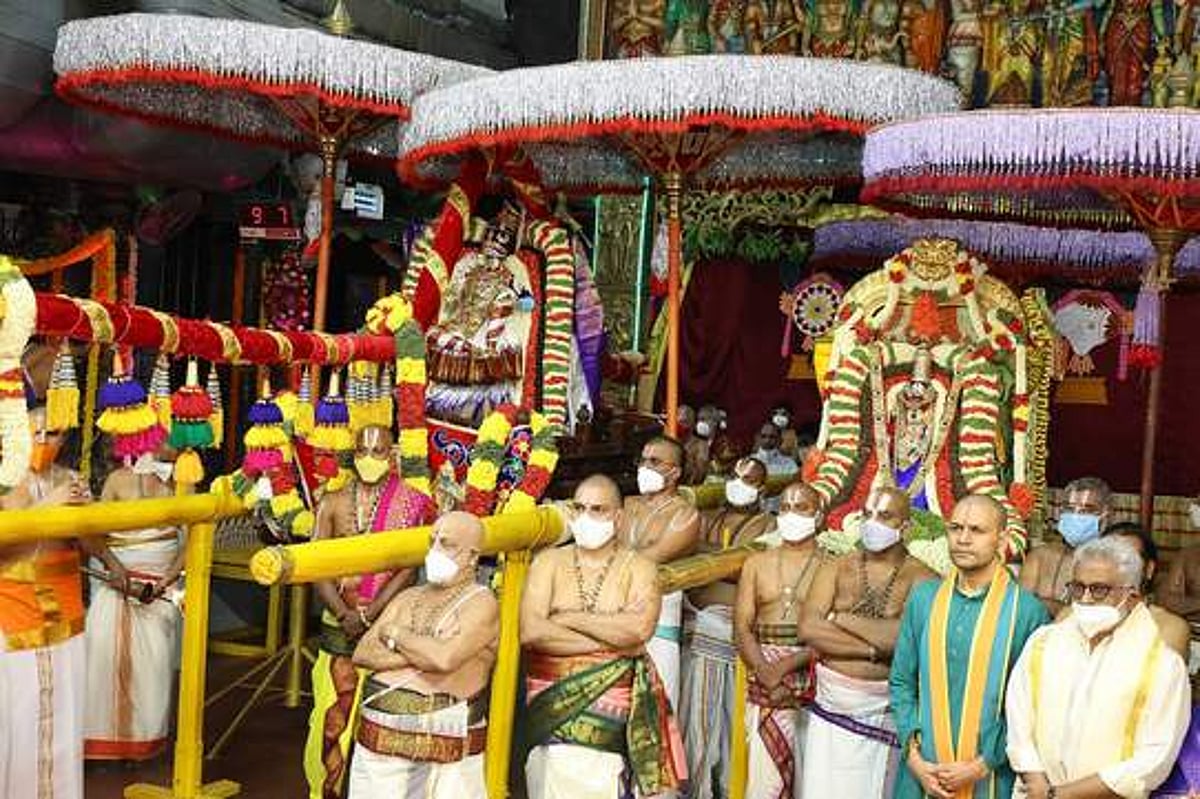 திருமலை பிரம்மோற்சவம்: கருட வாகனத்தில் மலையப்பா் புறப்பாடு