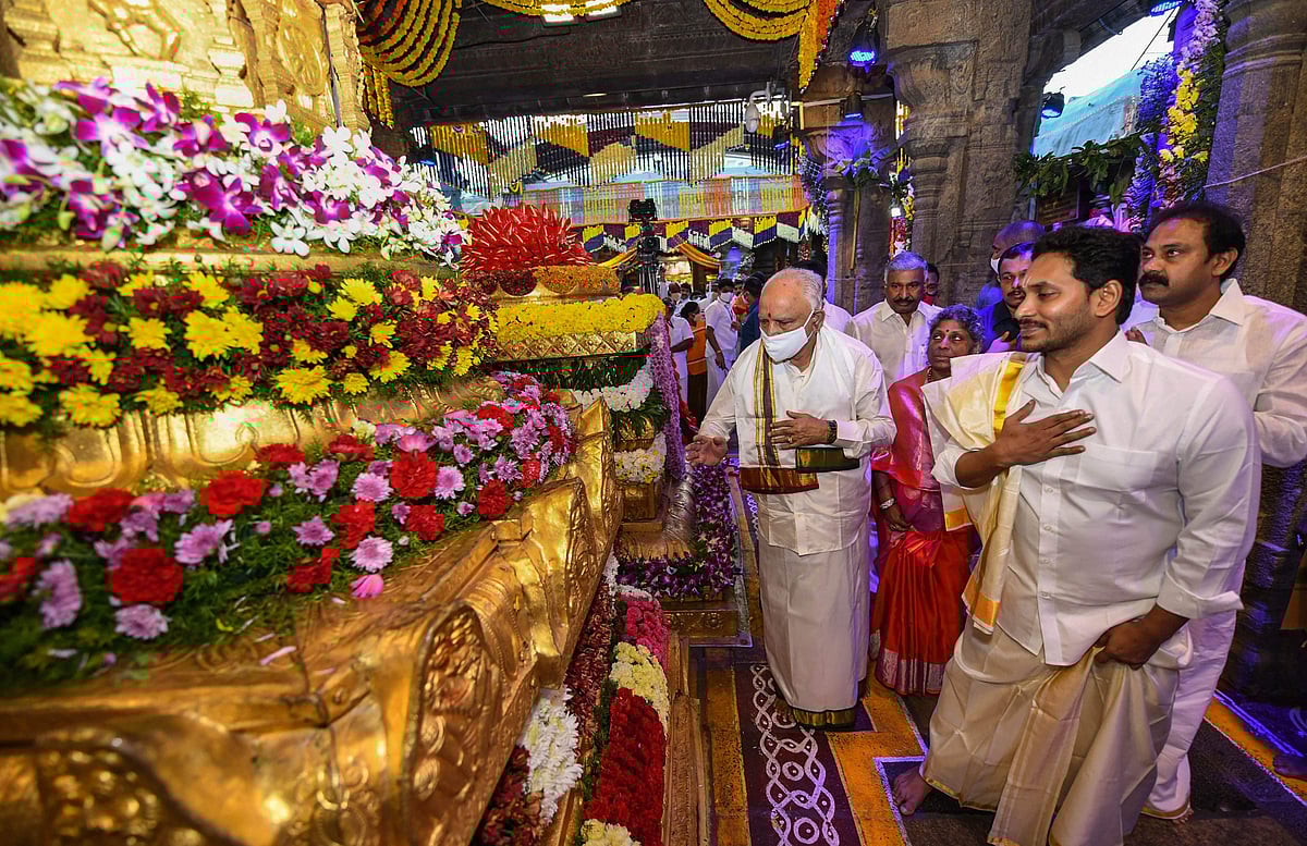 ஆந்திர, கர்நாடக முதல்வர்கள் திருப்பதியில் வழிபாடு