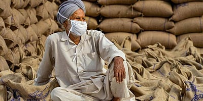 பஞ்சாப்: தண்டவாளத்தில் அமர்ந்து போராடும் விவசாயிகள்