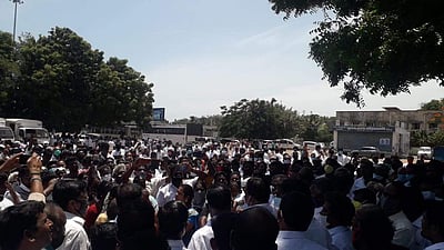 திமுக ஒன்றியச் செயலாளர் நில அபகரிப்பு வழக்கில் கைது: கட்சியினர் ஆர்ப்பாட்டம்