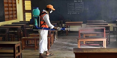 10, 11, 12-ம் வகுப்பு மாணவர்கள் அக். 1 முதல் பள்ளிக்கு வர அனுமதி: தமிழக அரசு