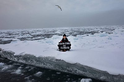 காலநிலை மாற்றம்: ஆர்க்டிகில் மிதக்கும் பனி மீது அமர்ந்து போராடிய 18 வயது பெண்