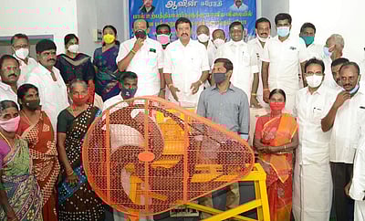 8 பயனாளிகளுக்கு புல் அறுக்கும் எந்திரம்: எம்எல்ஏ கே.வி.ராமலிங்கம் வழங்கினார்