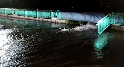 மேட்டூரில் கூட்டுக் குடிநீர் திட்டக்குழாயில் உடைப்பு: பல லட்சம் லிட்டர் தண்ணீர் வீண்