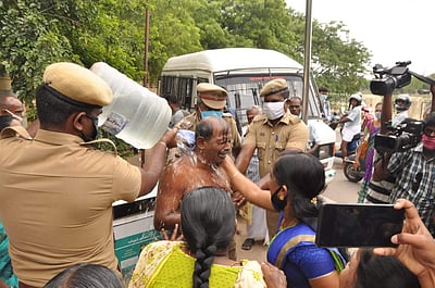 நெல்லை மாவட்ட ஆட்சியர் அலுவலகம் முன்பு டீக்கடைக்காரர் தீக்குளிக்க முயற்சி