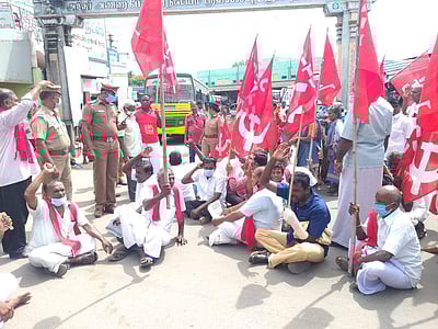 வேளாண் மசோதாக்களை எதிர்த்து ஸ்ரீவில்லிபுத்தூரில் சாலை மறியல்: 44பேர் கைது