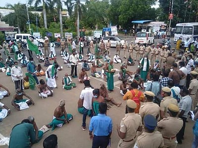 திருச்சியில் விவசாயிகள் முற்றுகைப் போராட்டம்