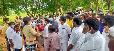 எஸ்.பி.பி. உடலுக்கு அமைச்சர் க. பாண்டியராஜன் நேரில் அஞ்சலி