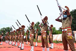 வெள்ளோடு காவல் நிலைய சிறப்பு உதவி ஆய்வாளா் உடல் துப்பாக்கி குண்டுகள் முழங்க நல்லடக்கம்