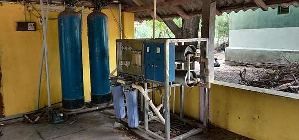 குவளைவேலியில் பழுதாகிக் கிடக்கும் குடிநீர் சுத்திகரிப்பு இயந்திரம்
