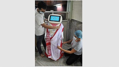 மேற்கு வங்கம்: துர்கா பூஜையையொட்டி புடவை அணிவிக்கப்பட்ட ரோபோ