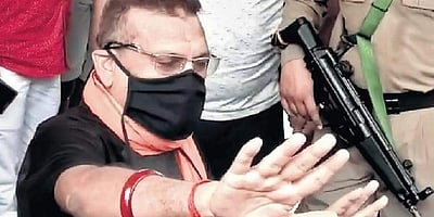 பிகார் காவல் துறை முன்னாள் தலைவர் ஜேடியுவில் இணைந்தார்