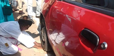 இரு கை விரல்களில்  50 கார்களை ஏற்றி 10 வயது மாணவர் உலக சாதனை முயற்சி