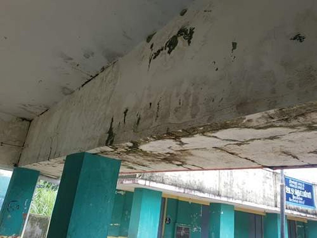 இடிந்துவிழும் நிலையில் தொடக்கப் பள்ளிக் கட்டடம்