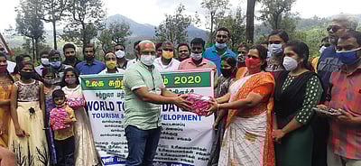 வால்பாறையில் சுற்றுலாப் பயணிகளுக்குப் பரிசு