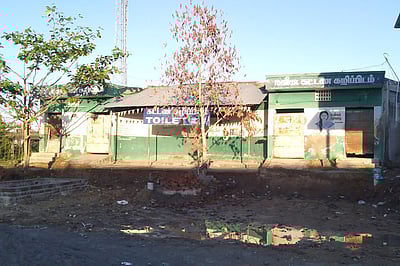 பேருந்து நிலையத்தில் கழிப்பறையின்றி பயணிகள் அவதி