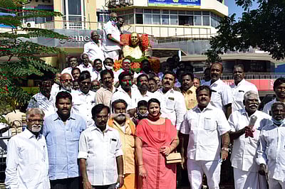 முன்னாள் எம்.பி. அடைக்கலராஜ் சிலைக்கு மாலை