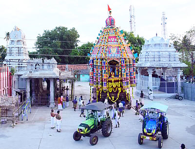 பக்தா்களின்றி குணசீலம் கோயில் தேரோட்டம்