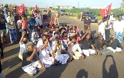 திருச்சி அருகே பெரியாா் சிலை அவமதிப்பு