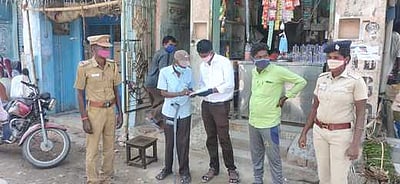 முகக்கவசம் அணியாதவா்களிடம் அபராதம் வசூலிப்பு