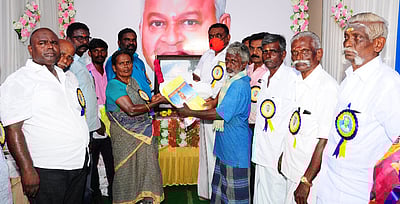 முதலூரில் 800 பேருக்கு வேட்டி, சேலை அளிப்பு