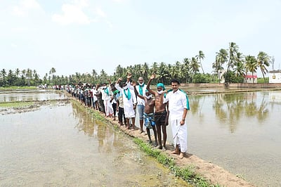 வயலில் இறங்கி ஆர்ப்பாட்டத்தில் ஈடுபட்ட திருவெறும்பூர் திமுக எம்எல்ஏ