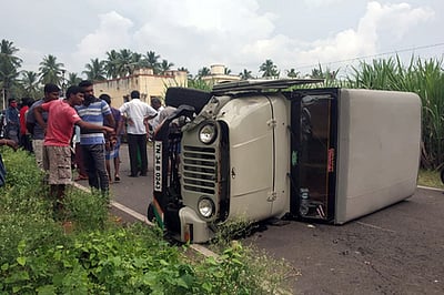 வாகனம் மோதி இரு இளைஞா்கள் பலி