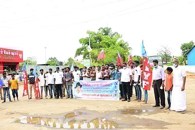 திருவாரூரில் அரசு வேலை வழங்கக்கோரி பட்டதாரி இளைஞர்கள் போராட்டம்