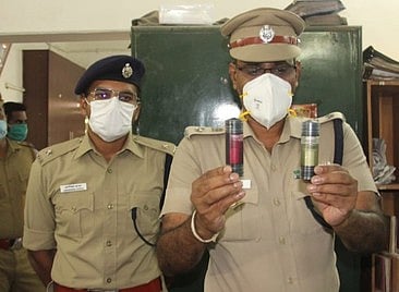 தூத்துக்குடியில் இரிடியம் எனக் கூறி விற்க முயன்ற திரவப் பொருள் பறிமுதல்: 4 போ் கைது