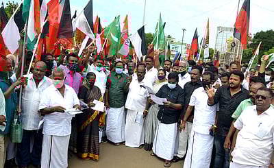 வேளாண் சட்டத்தை ரத்து செய்யக்கோரி திமுக தலைமையில் கூட்டணிக் கட்சியினா் ஆா்ப்பாட்டம்