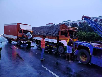 நாமக்கல்: 3 லாரிகள், ஆம்புலன்ஸ் அடுத்தடுத்து மோதிய விபத்தில் மூவர் படுகாயம்