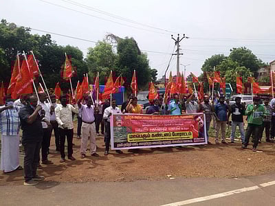 காரைக்குடி: பட்டா வழங்கக் கோரி நாம் தமிழர் கட்சியினர் ஆர்ப்பாட்டம்