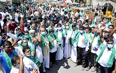 வேளாண் சட்டங்களுக்கு எதிா்ப்பு தெரிவித்து திமுக ஆா்ப்பாட்டம்