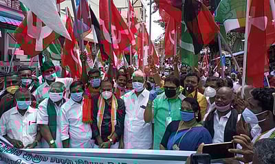 வேளாண் மசோதாவை கண்டித்துகாரைக்காலில் திமுக -காங்கிரஸ் கூட்டணி ஆா்ப்பாட்டம்