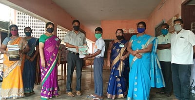 பள்ளி மாணவா்களுக்குபாடப் புத்தகங்கள் விநியோகம்