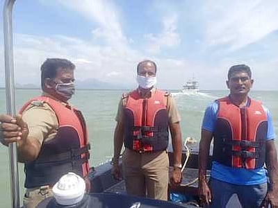 கடலோரப் பாதுகாப்புகுழும போலீஸாா் ஒத்திகை