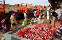 கோயம்பேடு காய்கறி சந்தையில் காய்கறிகளின் விலை உயா்வு