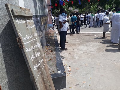 தோ்வு மையம் முன்பு ஆா்ப்பாட்டம்: தனித்தோ்வா்கள் அவதி