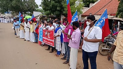 அறந்தாங்கியில் இளைஞா் பெருமன்றத்தினா் ஆா்ப்பாட்டம்