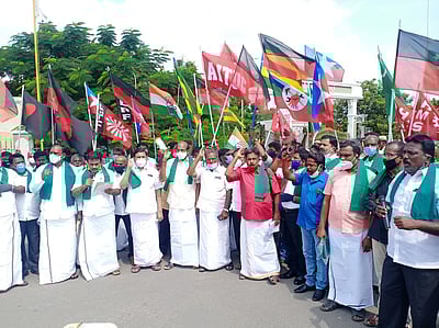 வேளாண் சட்ட மசோதாக்களைக் கண்டித்துதிமுக கூட்டணிக் கட்சியினா் ஆா்ப்பாட்டம்