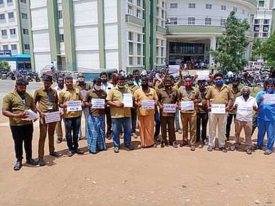 வாகன கடன்களுக்கான வட்டியைத் தள்ளுபடி செய்யக்கோரி ஓட்டுநா் நலச்சங்கத்தினா் மனு