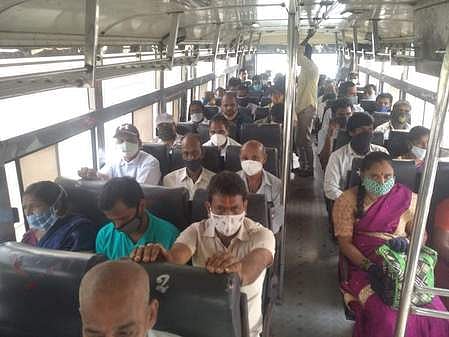 விதிமுறைகளை மீறி பேருந்துகளில் பயணிக்கும் மக்கள்