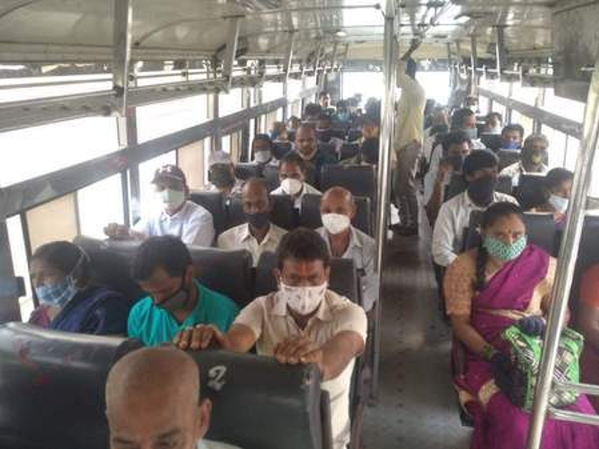 விதிமுறைகளை மீறி பேருந்துகளில் பயணிக்கும் மக்கள்