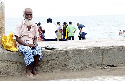 இறந்தோரை நினைத்து வரும் ராமேசுவரத்தில் இருப்போர் அலையும் துயரம்