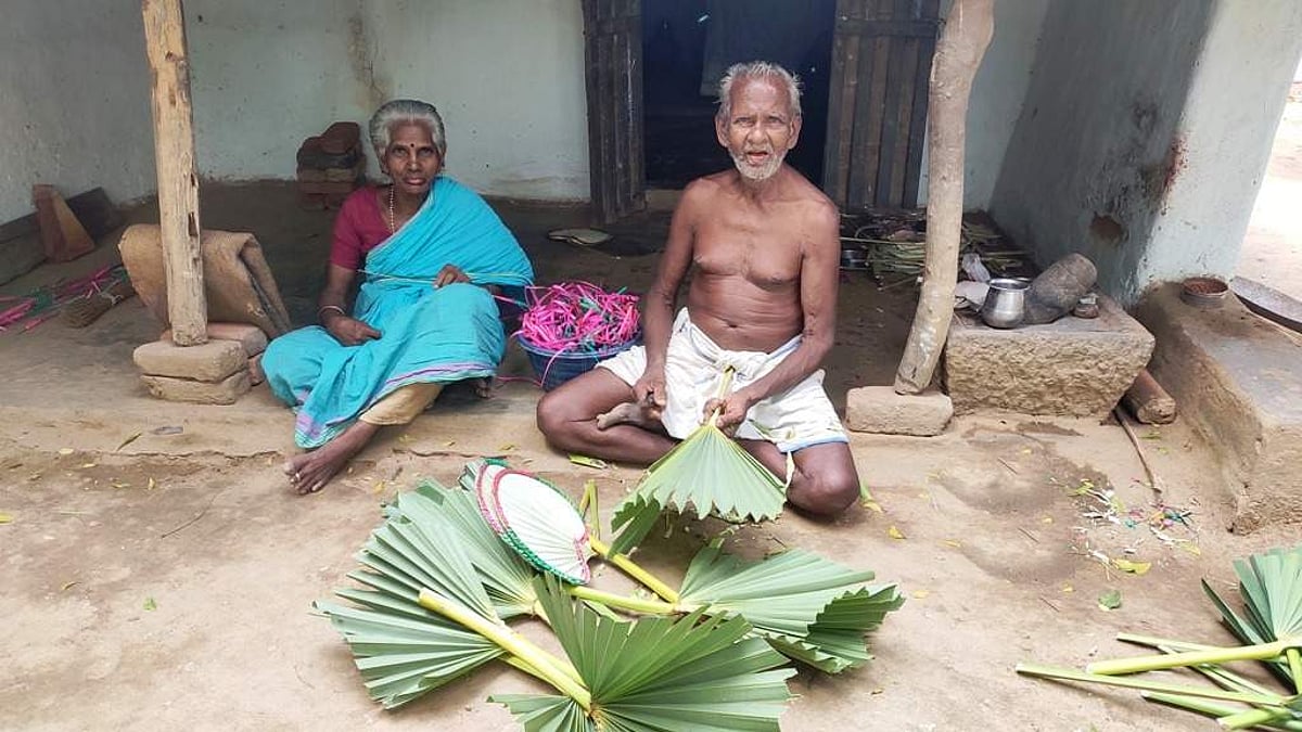 தள்ளாடும் வயதிலும் விசிறி மட்டை விற்று வாழ்க்கை நடத்தும் 80 வயது முதியவர்!